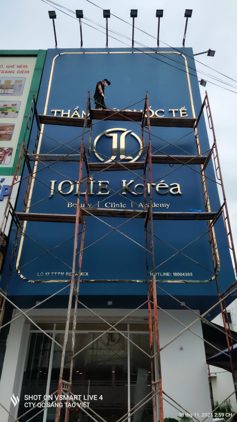 Thi công mặt dựng alu cho tẩm mỹ viện