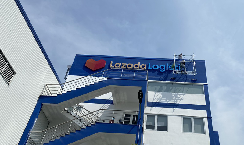 pano quảng cáo ngoài trơi bằng mica