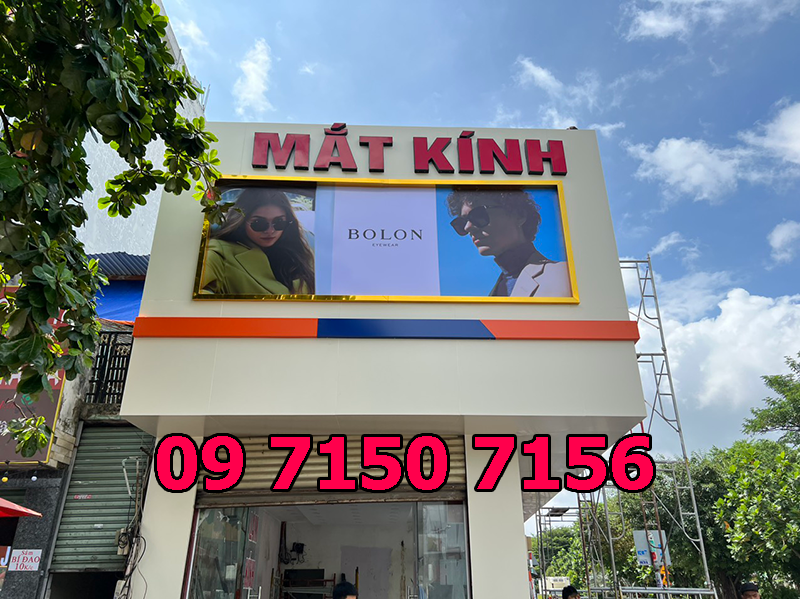 hình ảnh thi công cửa hàng mắt kính