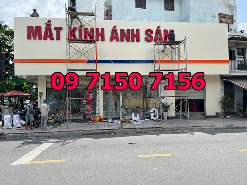 hỉnh ảnh thi công bảng alu cho  cửa hàng mắt kính